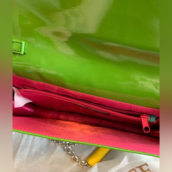 Chocolate New York clutch handbag. - Picture 4 of 4